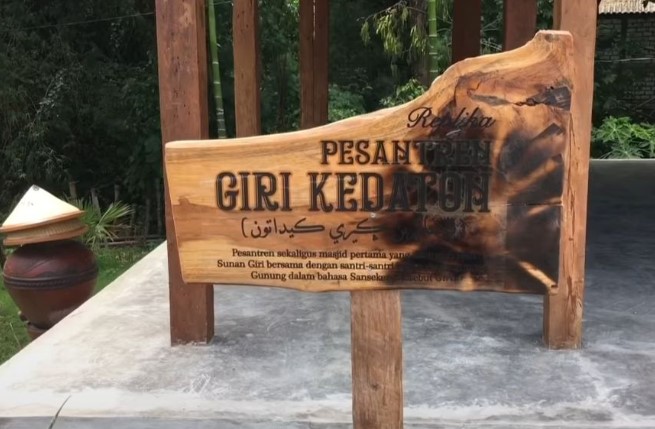 Wisata Giri Kuno Gresik