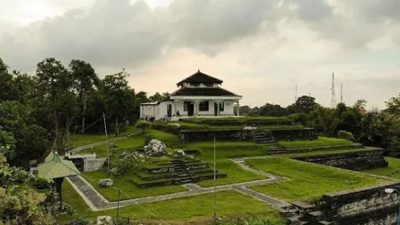 Wisata Giri Kuno Gresik