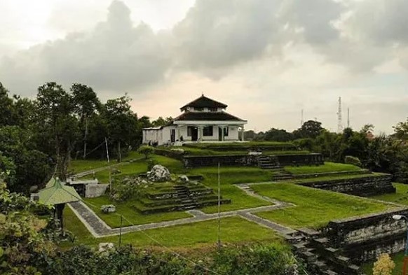 Wisata Giri Kuno Gresik