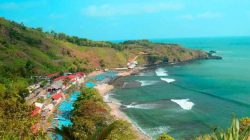 7 Daya Tarik Pantai Menganti, Pesona Pasir Putih Diapit Tebing Karst ala Bali di Kebumen