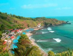 7 Daya Tarik Pantai Menganti, Pesona Pasir Putih Diapit Tebing Karst ala Bali di Kebumen
