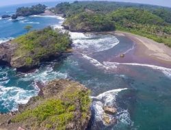 Pantai Madasari: Pesona Batu Karang Ikonik ala Tanah Lot di Pangandaran