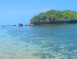 Pantai Drini: Si Pantai Perawan Gunungkidul dengan Pulau Karang Ikonik